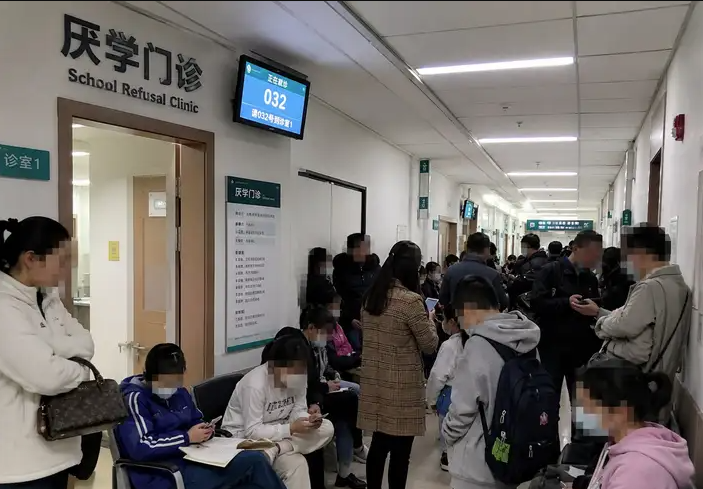休学门诊挤满了初三学生，北大教培人揭开真相：三条路全被堵死，他们无处可逃